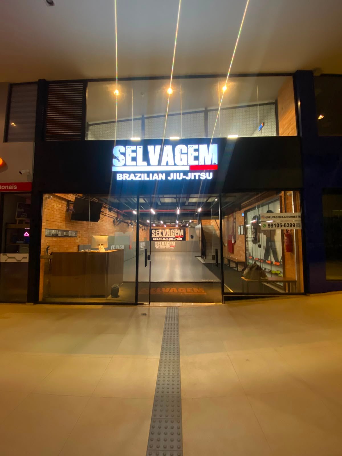 Fachada iluminada da Selvagem Brazilian Jiu-Jitsu Noroeste