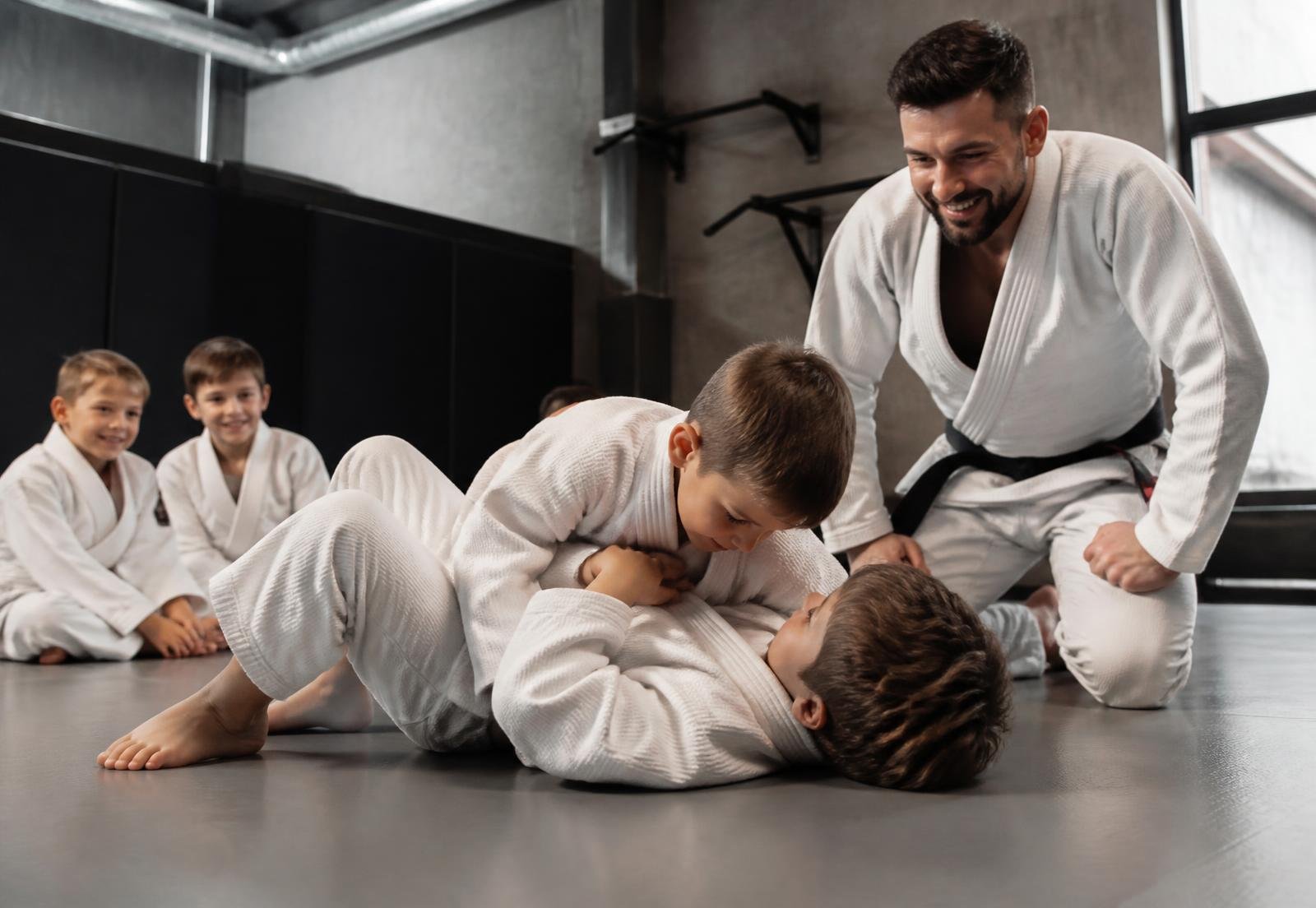 Crianças treinando Jiu-Jitsu infantil de kimono com o professor